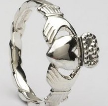 Ladies Claddagh Ring Twisted Shank CLAD19